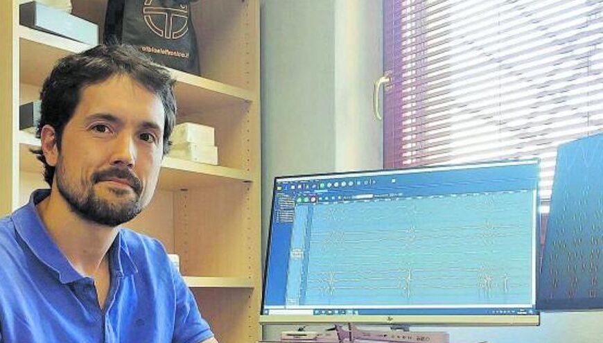 El investigador Jaime Ibáñez, financiado por una beca de La Caixa para el desarrollo de una interfaz neural no invasiva