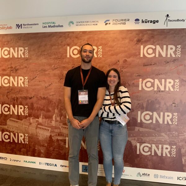 Blanca Delgado y Marcos Sacristán present their research work at the International Conference on NeuroRehabilitation